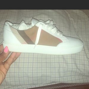 Shoe only worn for 1 hour just like brand new